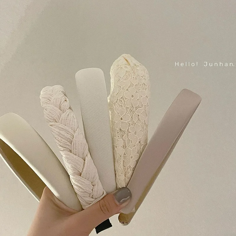 Женская крученая заколка для волос, белая широкая плетеная заколка в Корейском стиле, аксессуар для волос
Женская крученая заколка для волос, белая широкая плетеная заколка в Корейском стиле, аксессуар для волос