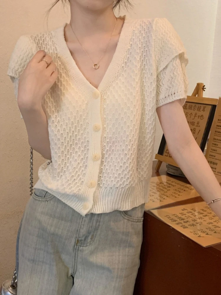Knitted cardigan T-shirt women 2023 new summer Korean version of loose V-neck hollow design short-sleeve female blouse
Knitted cardigan T-shirt women 2023 new summer Korean version of loose V-neck hollow design short-sleeve female blouse