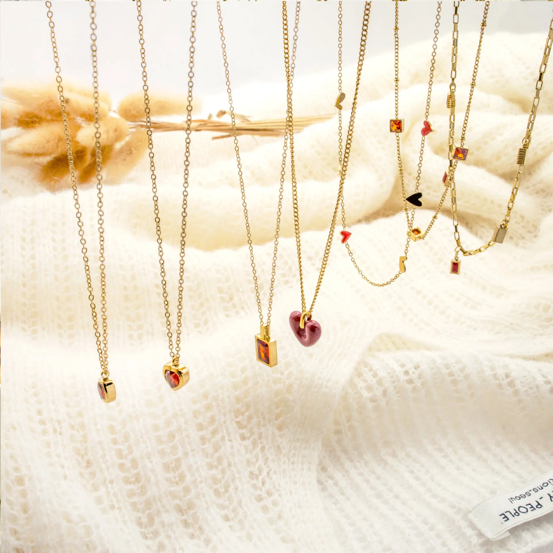 Popular Trendy Chains Necklaces With Red Zirconia Simple Design Fashion Pendant Necklaces For Any Occasions
Popular Trendy Chains Necklaces With Red Zirconia Simple Design Fashion Pendant Necklaces For Any Occasions