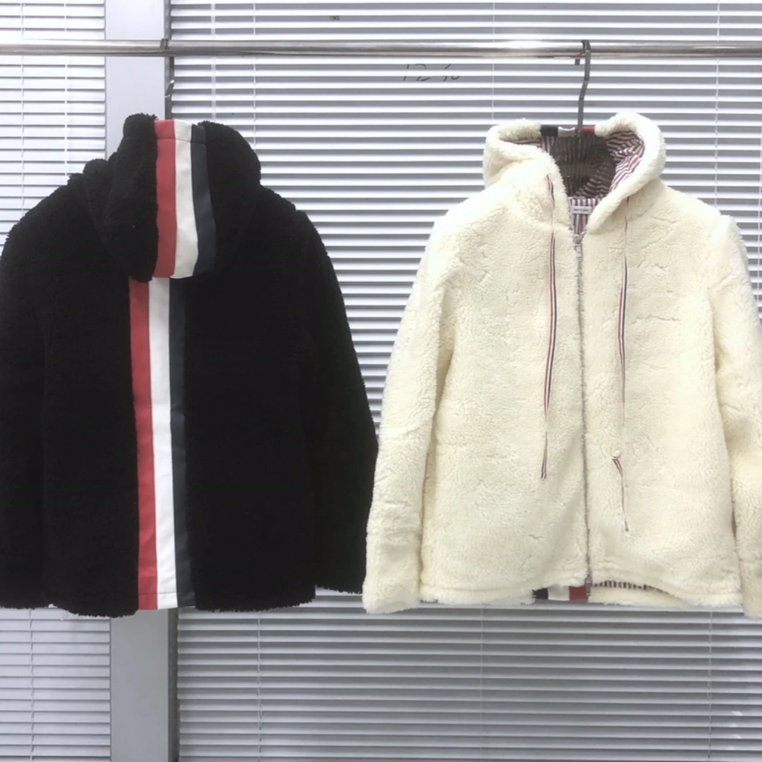 Autumn TB Jacket Hoodie New Black And White Lamb Coat Back Three-Color Patchwork Leather Webbing Loose Male And Female Coat
Autumn TB Jacket Hoodie New Black And White Lamb Coat Back Three-Color Patchwork Leather Webbing Loose Male And Female Coat