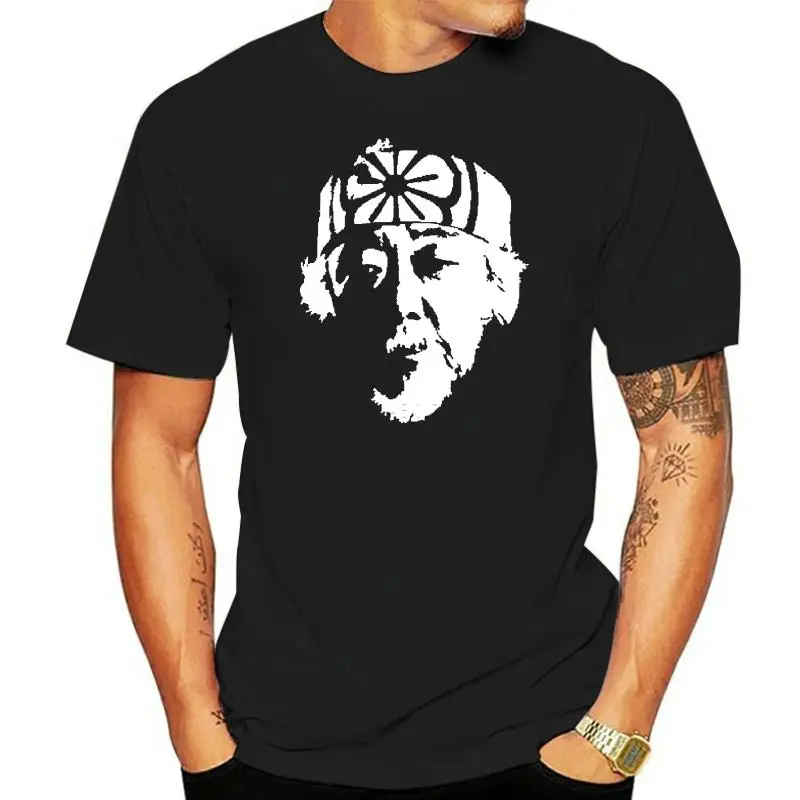 Футболка с надписью «Mr Miyagi Karate Kid» в стиле 80-х
Футболка с надписью «Mr Miyagi Karate Kid» в стиле 80-х