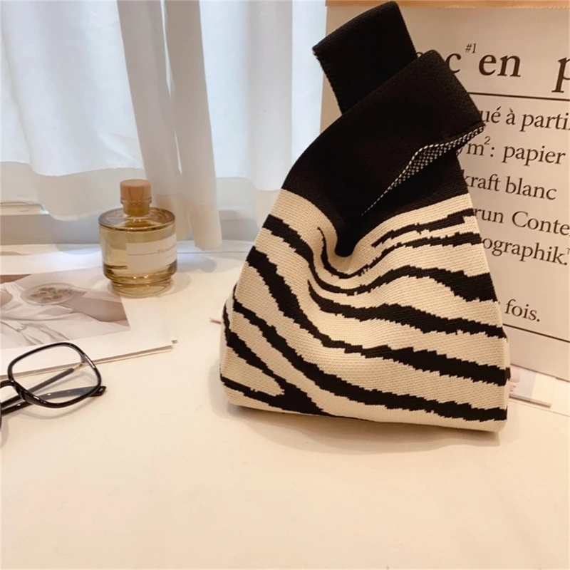 2023 New Women Knit Handbag Summer Wrist Handbags Color Wide Stripe Plaid Shopping Bag Reusable Knotted Casual Tote Bags
2023 New Women Knit Handbag Summer Wrist Handbags Color Wide Stripe Plaid Shopping Bag Reusable Knotted Casual Tote Bags