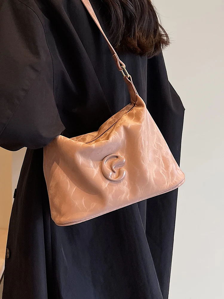 Fashion Shoulder Bags for Women 2023 Vintage Trendy PU Leather Female Crossbody Bag Lady Commute Handbags and Purses
Fashion Shoulder Bags for Women 2023 Vintage Trendy PU Leather Female Crossbody Bag Lady Commute Handbags and Purses