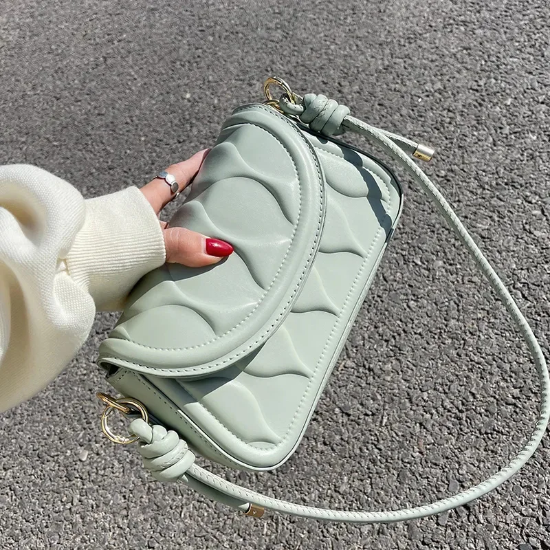 High-quality texture niche bag women's 2022 summer new trendy all-match messenger bar temperament fashion one-shoulder underarm
High-quality texture niche bag women's 2022 summer new trendy all-match messenger bar temperament fashion one-shoulder underarm