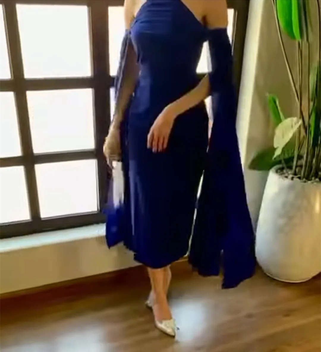 Женское винтажное короткое платье с фатиновым рисунком
Женское винтажное короткое платье с фатиновым рисунком