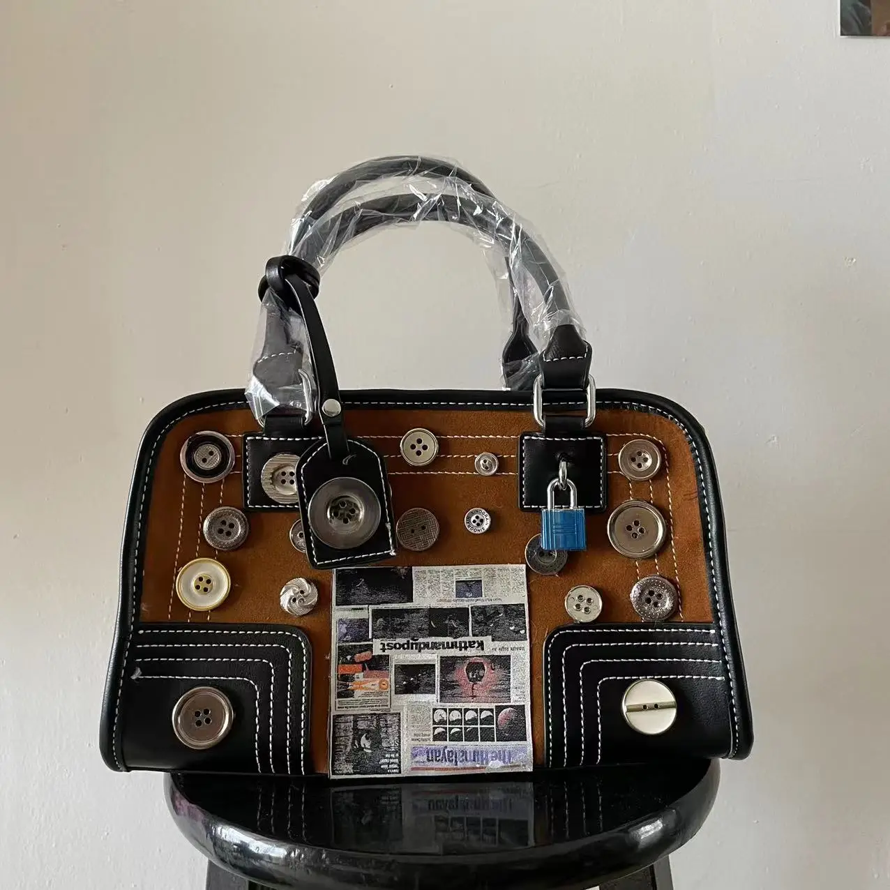 Original Handmade Personalized Handbag Creative Button Suede Shoulder Bag Crossbody Portable Suede Warm Square Bag for Women
Original Handmade Personalized Handbag Creative Button Suede Shoulder Bag Crossbody Portable Suede Warm Square Bag for Women