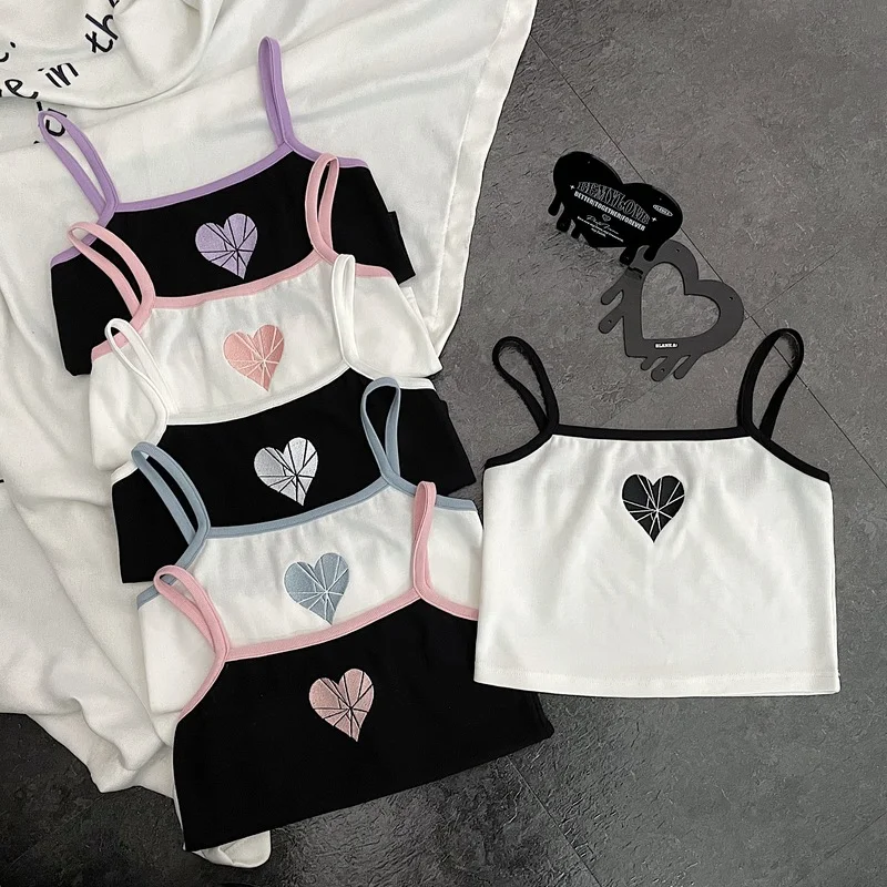 Женский трикотажный кроп-топ с вышивкой в виде сердца 
Женский трикотажный кроп-топ с вышивкой в виде сердца