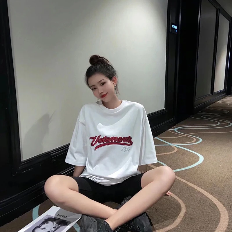 Oversized Summer Vetements Short-sleeved T-shirt Embroidered Logo Letter T-shirt High Street Men Women Cotton Shirt Womens
Oversized Summer Vetements Short-sleeved T-shirt Embroidered Logo Letter T-shirt High Street Men Women Cotton Shirt Womens