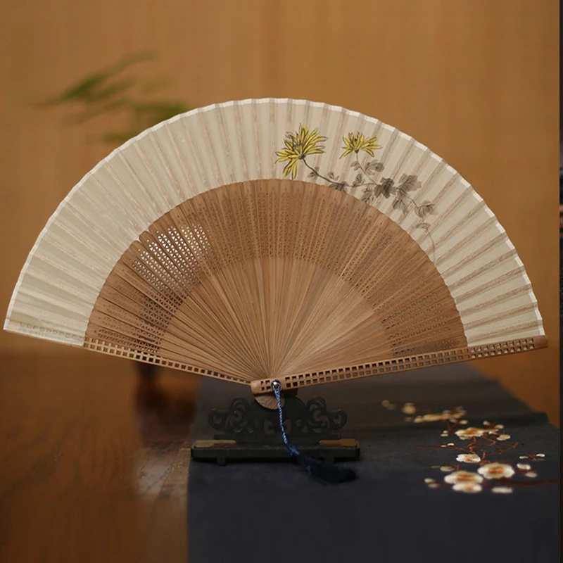 Antique narrow edge gradient fan silk folding fan hand-painted portable summer fan hollowed out bamboo fan hanfu fan tassel
Antique narrow edge gradient fan silk folding fan hand-painted portable summer fan hollowed out bamboo fan hanfu fan tassel
