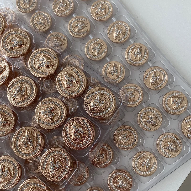 Glitter Buttons Rhinestone For Needlework 18/23mm Coats Clothing Diy Crafting Supplies Luxury Metal Sewing Shank Buckles 6pcs
Glitter Buttons Rhinestone For Needlework 18/23mm Coats Clothing Diy Crafting Supplies Luxury Metal Sewing Shank Buckles 6pcs