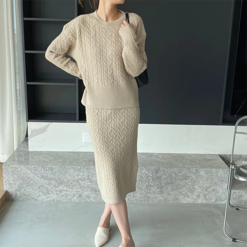 Autumn and winter women's casual solid color round neck long-sleeved sweater + high waist knitted skirt suit
Autumn and winter women's casual solid color round neck long-sleeved sweater + high waist knitted skirt suit
