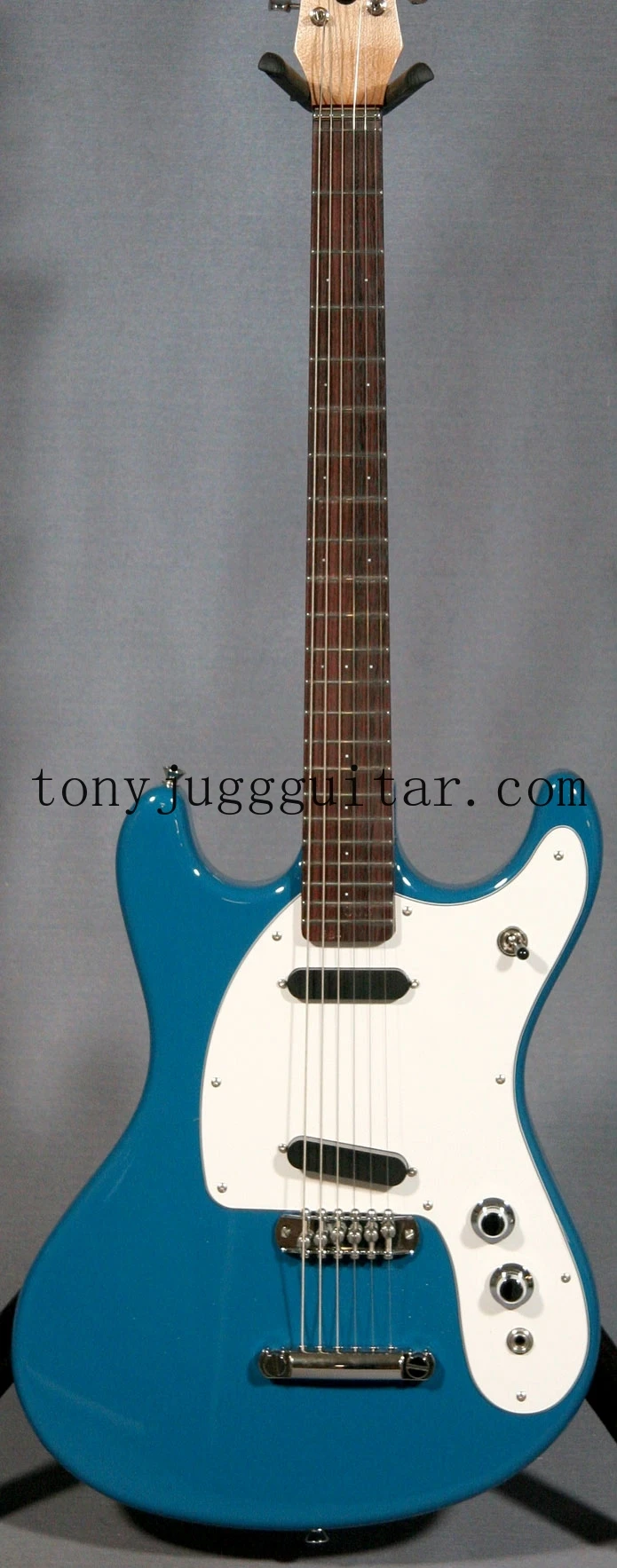 

Голубая электрическая гитара Джонни Ramone Mosrite Mark II Мелодия-A-Matic мост и стоп-хвостовик, 2 пикапа с одной катушкой, винтажные тюнеры,