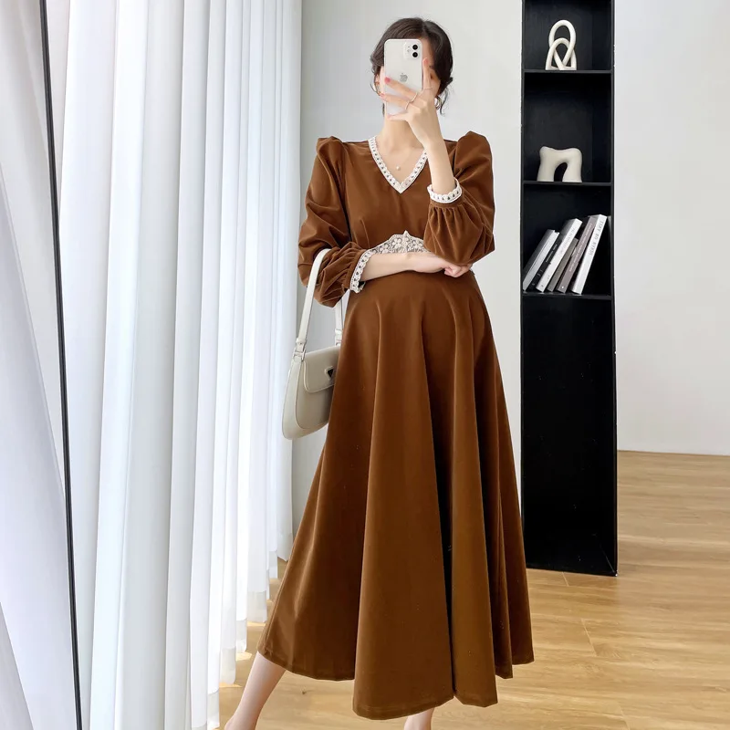 Spring new maternity dress stitching age-reducing V-neck maternity long skirt, pregnant women's skirt
Spring new maternity dress stitching age-reducing V-neck maternity long skirt, pregnant women's skirt