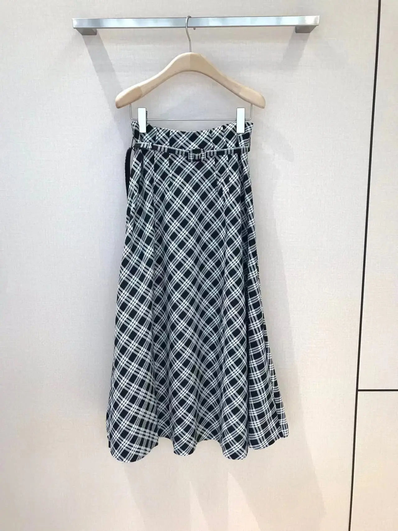 Runway Fashion Women Long Skirt 2022 Summer Strips Print Belt Ladies Casual Hot Sale Vintage Skirt
Runway Fashion Women Long Skirt 2022 Summer Strips Print Belt Ladies Casual Hot Sale Vintage Skirt