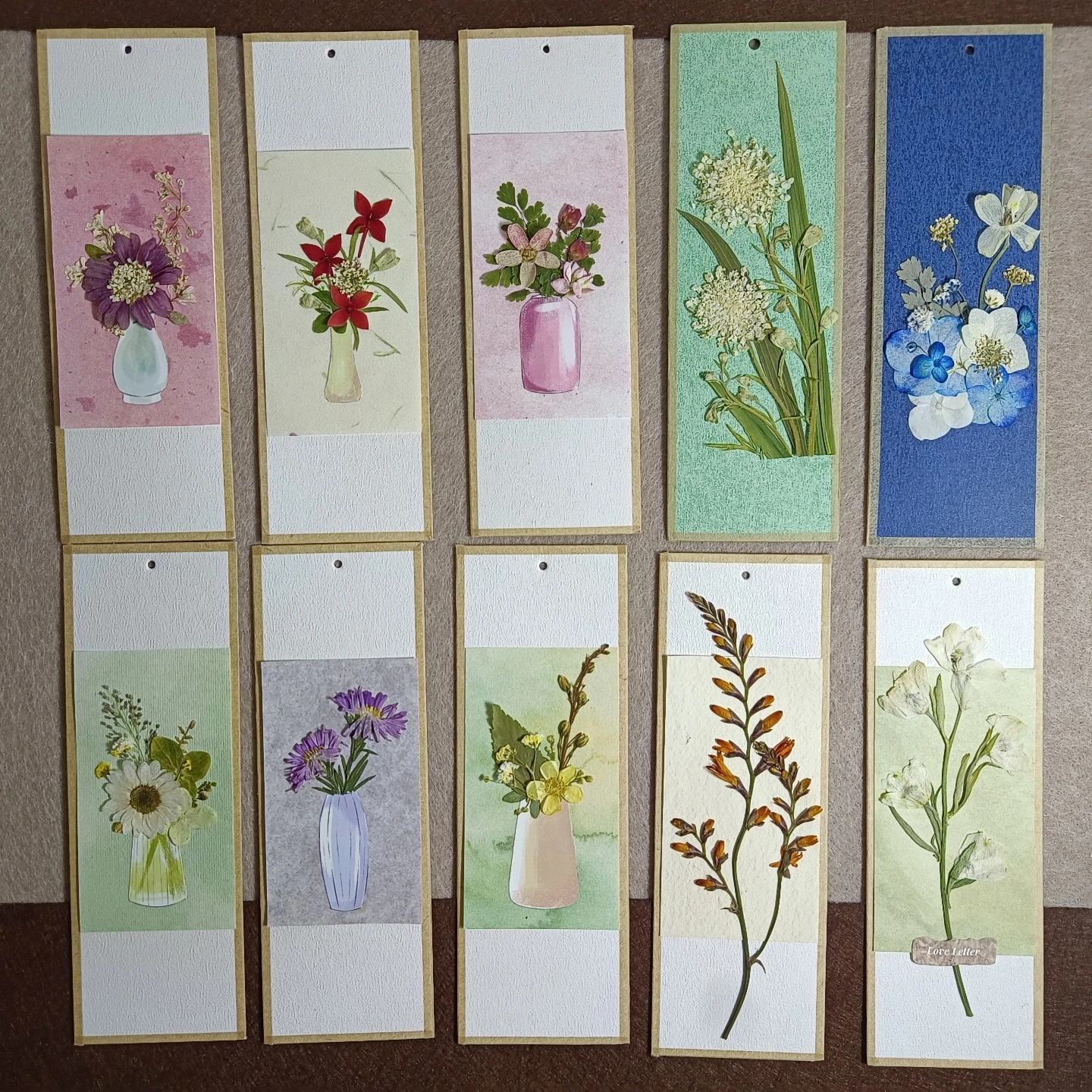 Ручная тканевая закладка с цветами 
Ручная тканевая закладка с цветами