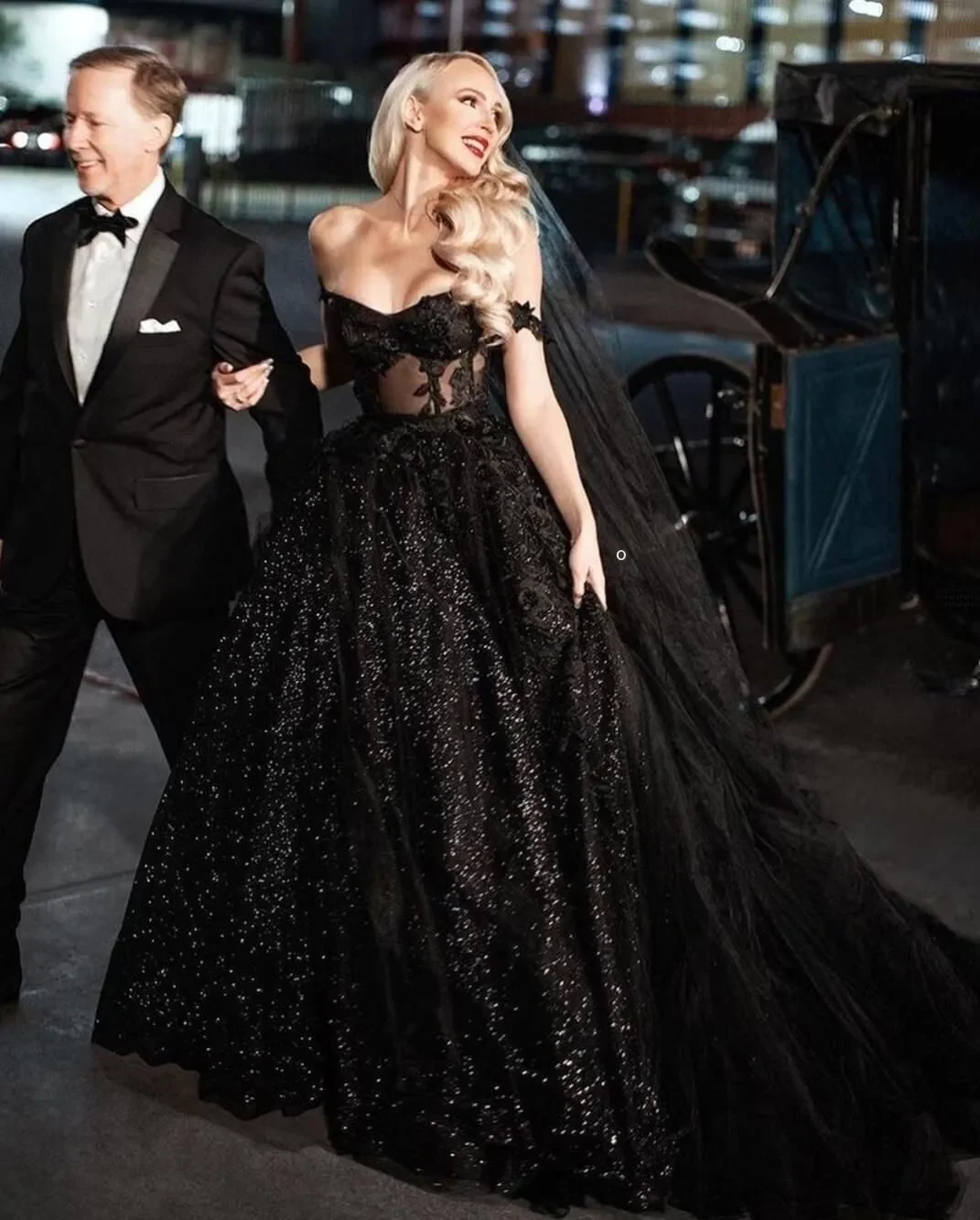 Elegant Black Wedding Dress for Women 2022 Gothic Sexy Off Shoulder Sparkly Sequins Lace Appliqued Formal Party Bridal Ball Gown
Elegant Black Wedding Dress for Women 2022 Gothic Sexy Off Shoulder Sparkly Sequins Lace Appliqued Formal Party Bridal Ball Gown