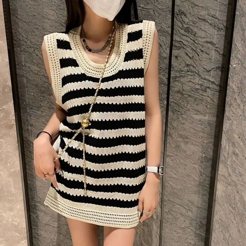 Collar striped vest women wear loose cut out knitted vest top oversized sweater O-Neck pullover pullover oversize women
Collar striped vest women wear loose cut out knitted vest top oversized sweater O-Neck pullover pullover oversize women