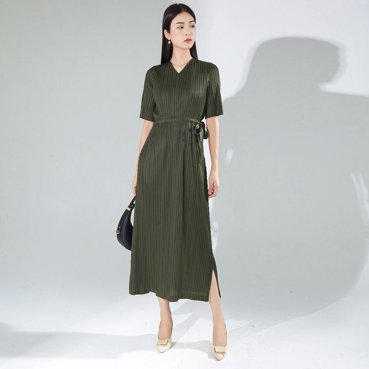 Женское плиссированное платье с V-образным вырезом и разрезом
Женское плиссированное платье с V-образным вырезом и разрезом