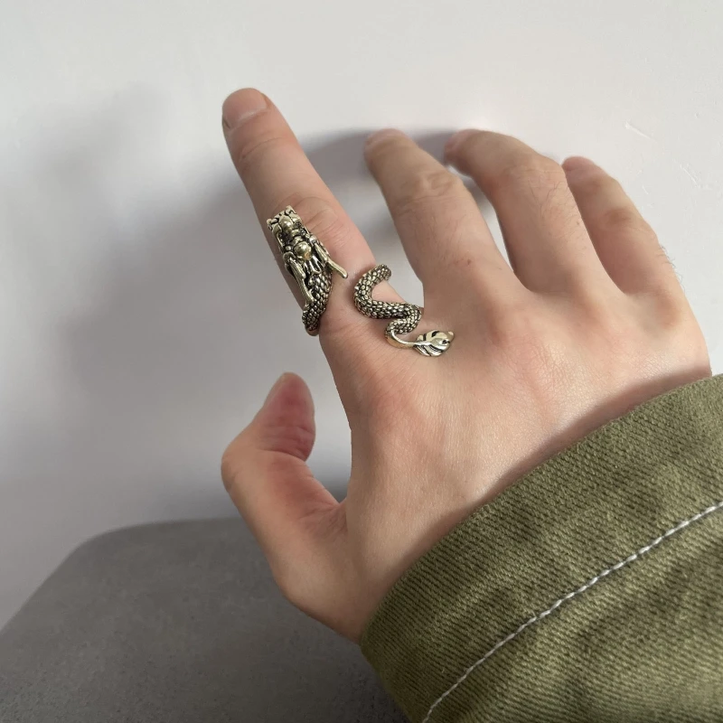 Elegant Cigar Holder Ring Antique Dragon Shaped Smoking Finger Holder Ring Protect Fingers from Burning and Stains
Elegant Cigar Holder Ring Antique Dragon Shaped Smoking Finger Holder Ring Protect Fingers from Burning and Stains