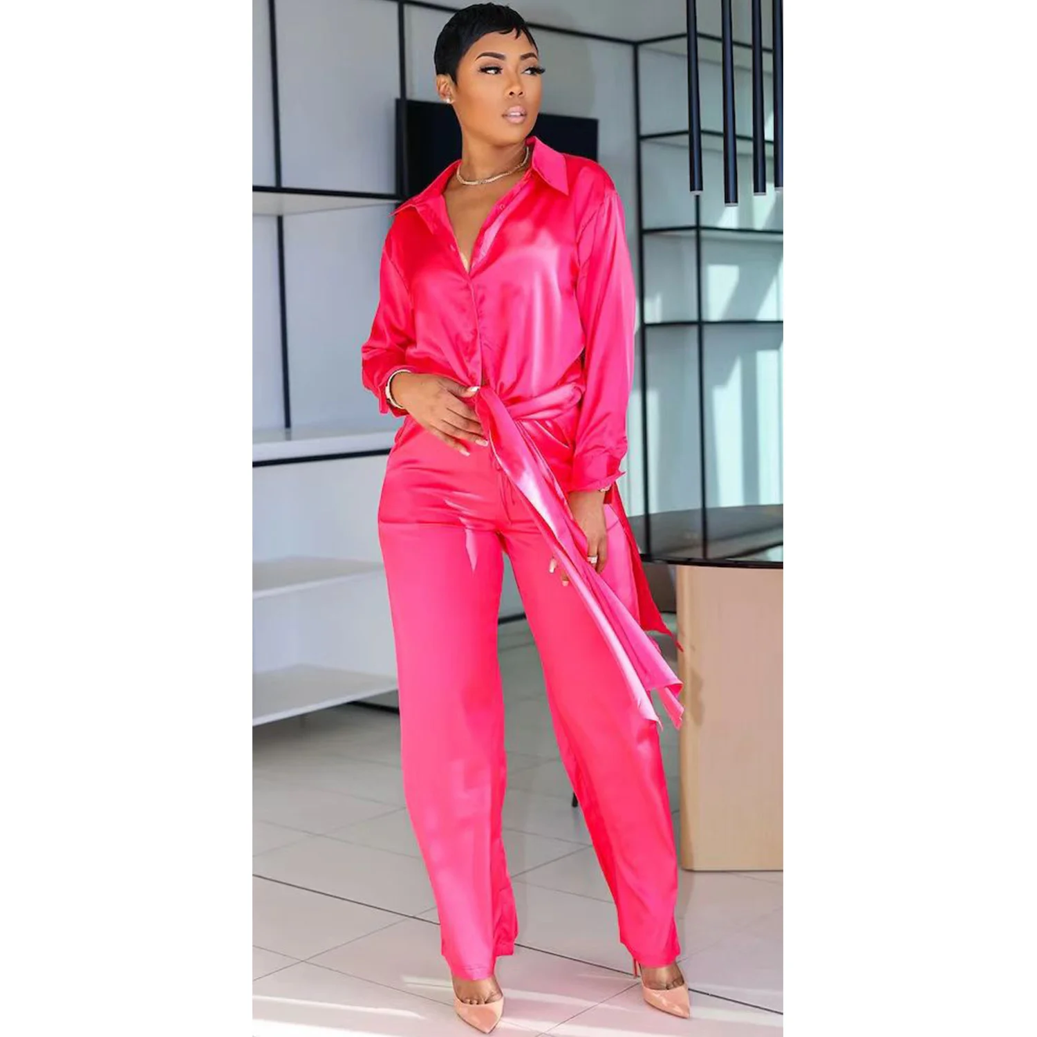 Женский брючный костюм из шелка, с длинным рукавом 
Женский брючный костюм из шелка, с длинным рукавом