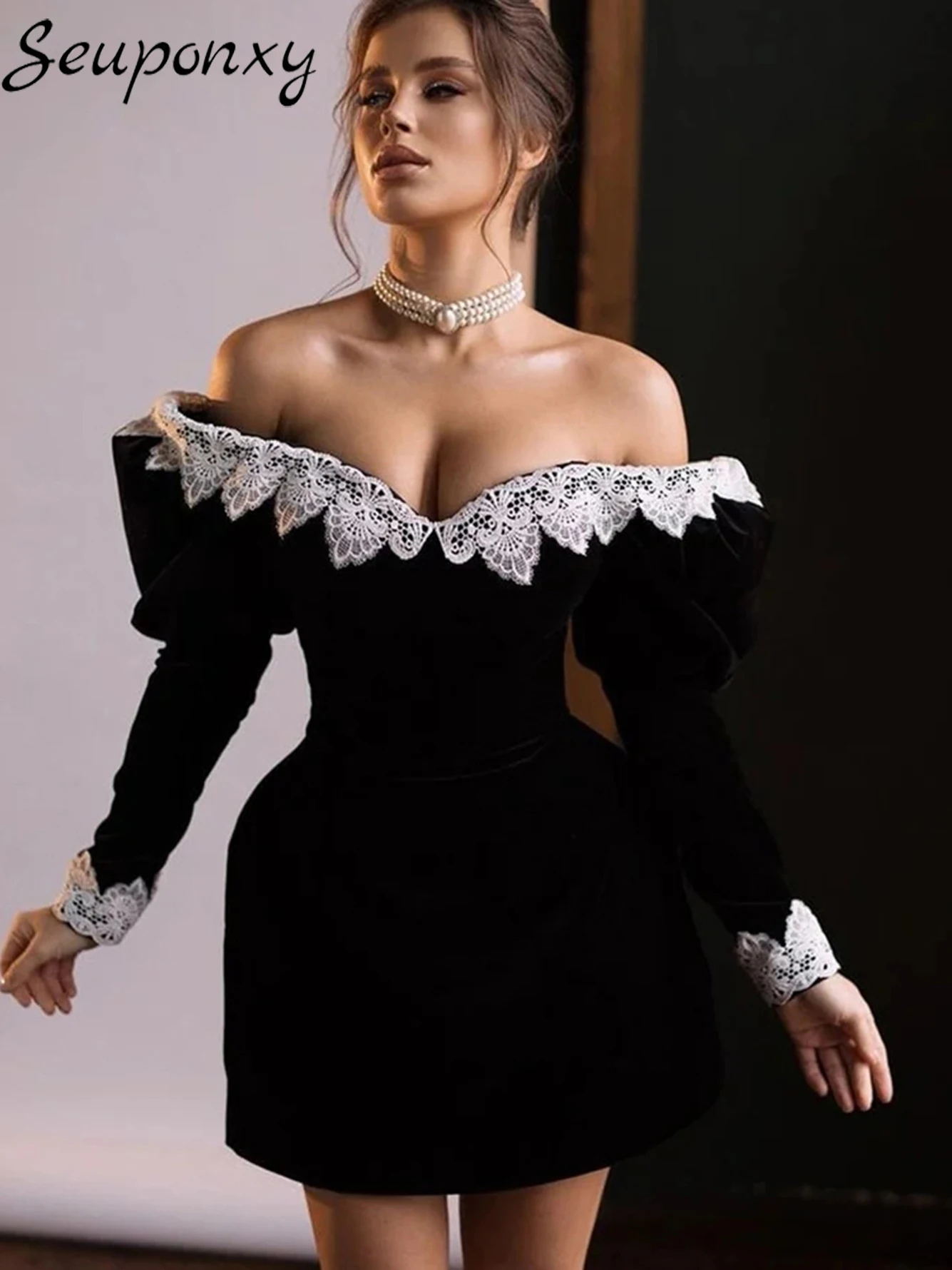 High quality 2022 Autumn New Women's Black Velvet Mini Dress Sexy Lace Off Shoulder Long Sleeve Elegant Celebrity Party Dress
High quality 2022 Autumn New Women's Black Velvet Mini Dress Sexy Lace Off Shoulder Long Sleeve Elegant Celebrity Party Dress