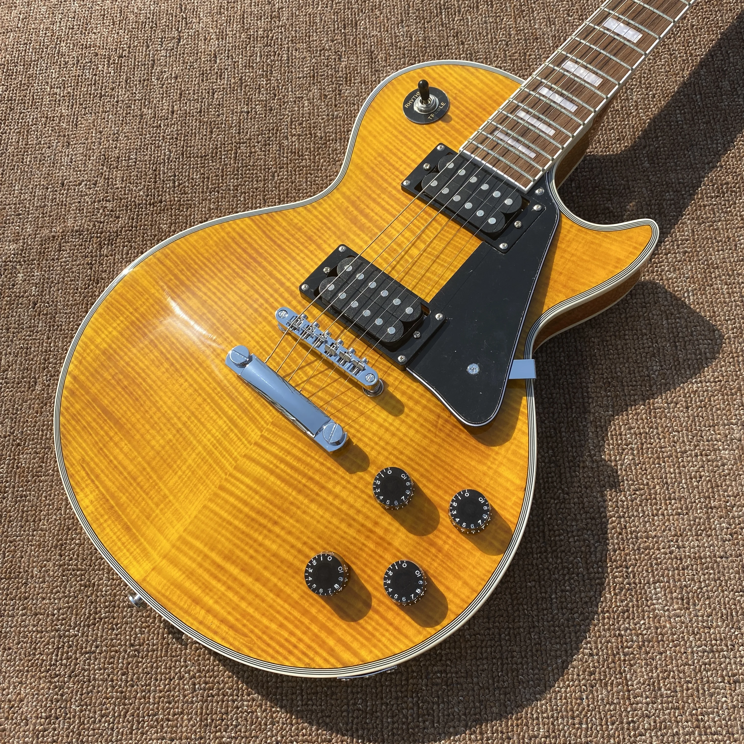 Custom Electric Guitar Tiger Maple Top Transparent Yellow Color Mahogany Body Rosewood Fingerboard
Custom Electric Guitar Tiger Maple Top Transparent Yellow Color Mahogany Body Rosewood Fingerboard