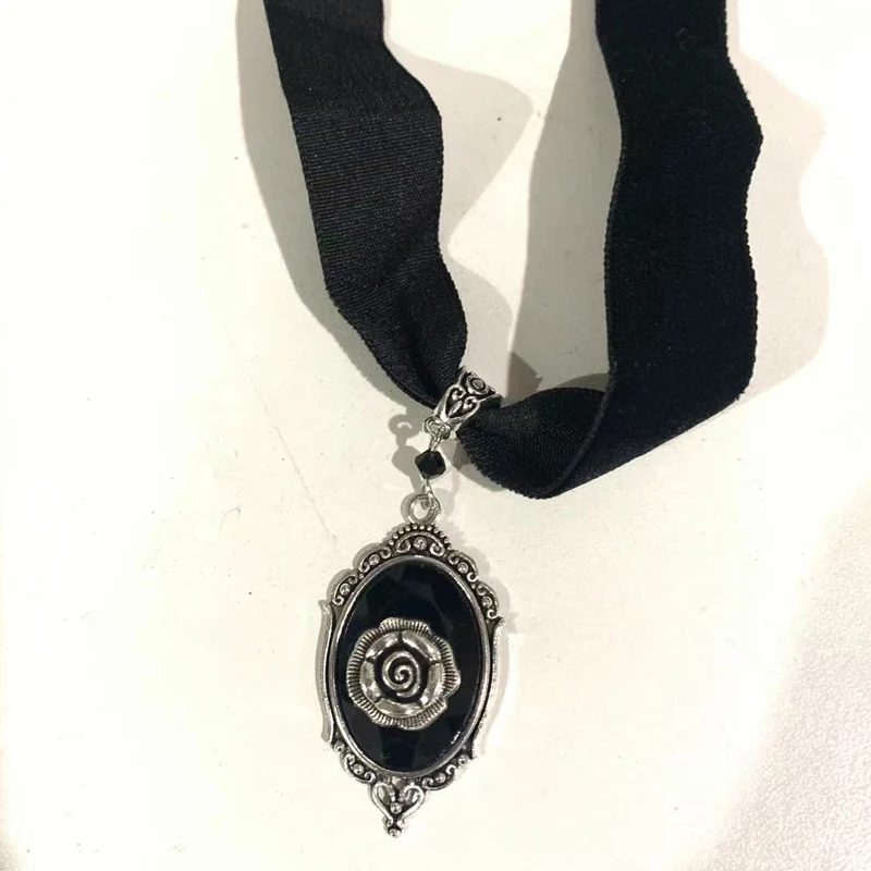 Gothic Rose Crystal Choker for Women Girls Fashion Witch Jewelry Gifts Pagan Evil Black Velvet Chain Necklace Jewelry New Trend
Gothic Rose Crystal Choker for Women Girls Fashion Witch Jewelry Gifts Pagan Evil Black Velvet Chain Necklace Jewelry New Trend