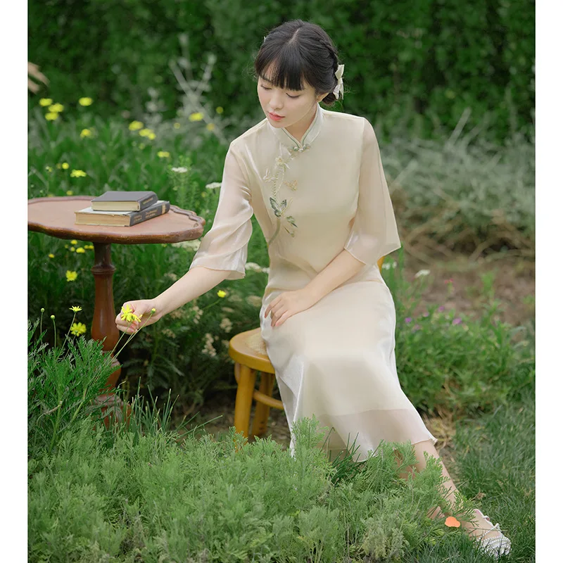 Chinese Traditional Beige Cheongsam Butterfly Embroidery Women Wedding Evening Dress Female Long Dresses Cheongsam Dress
Chinese Traditional Beige Cheongsam Butterfly Embroidery Women Wedding Evening Dress Female Long Dresses Cheongsam Dress