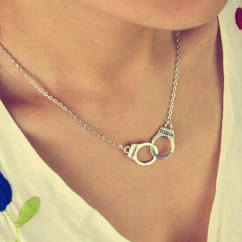 Vintage Handcuff Pendant Necklace for Women Daily Punk Gothic Accessories Clavicle Necklaces Korean Jewelry Collares Para Mujer 
Vintage Handcuff Pendant Necklace for Women Daily Punk Gothic Accessories Clavicle Necklaces Korean Jewelry Collares Para Mujer
