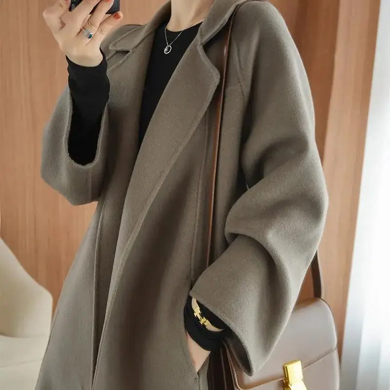 Autumn and winter 2022 new women's overcoat, medium length, over knee, loose and versatile woolen imitation coat
Autumn and winter 2022 new women's overcoat, medium length, over knee, loose and versatile woolen imitation coat