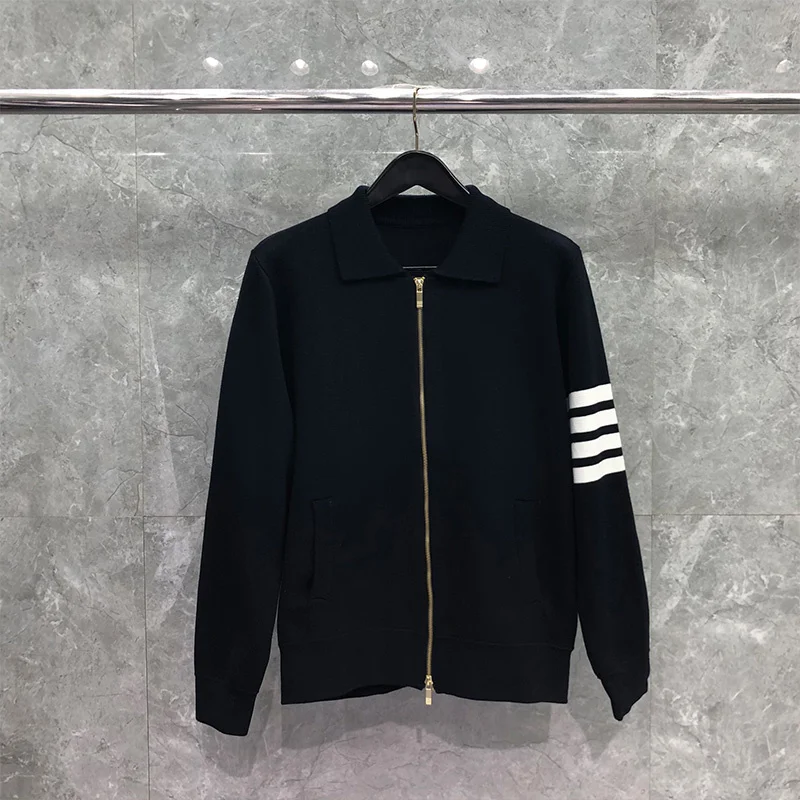 THOM TB Men's Sweaters Autunm Winter Fashion Brand Coats White 4-Bar Stripe Zip-up Turn-down Collar Cardiagan Navy TB Sweaters
THOM TB Men's Sweaters Autunm Winter Fashion Brand Coats White 4-Bar Stripe Zip-up Turn-down Collar Cardiagan Navy TB Sweaters