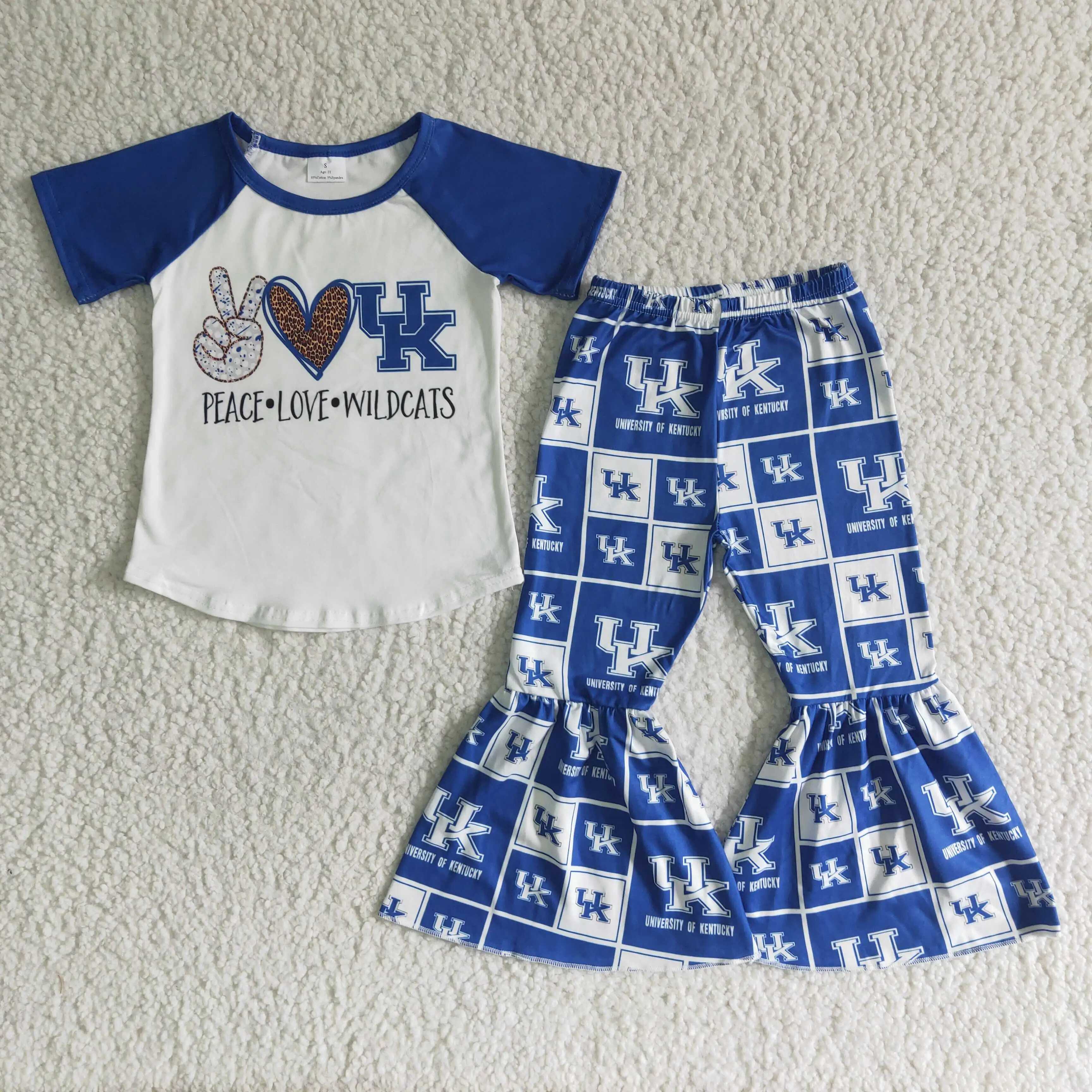 Лидер продаж, одежда для маленьких девочек с надписью Peace Love Blue, рубашка с короткими рукавами и штаны с колокольчиком, детская одежда, бутико...
Лидер продаж, одежда для маленьких девочек с надписью Peace Love Blue, рубашка с короткими рукавами и штаны с колокольчиком, детская одежда, бутико...
