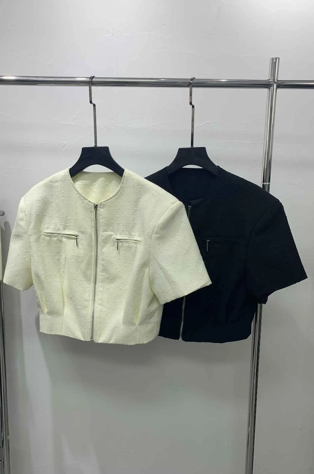 The new coat classic color generous beautiful, upper body more temperament. The crewneck cut is neat and clean
The new coat classic color generous beautiful, upper body more temperament. The crewneck cut is neat and clean