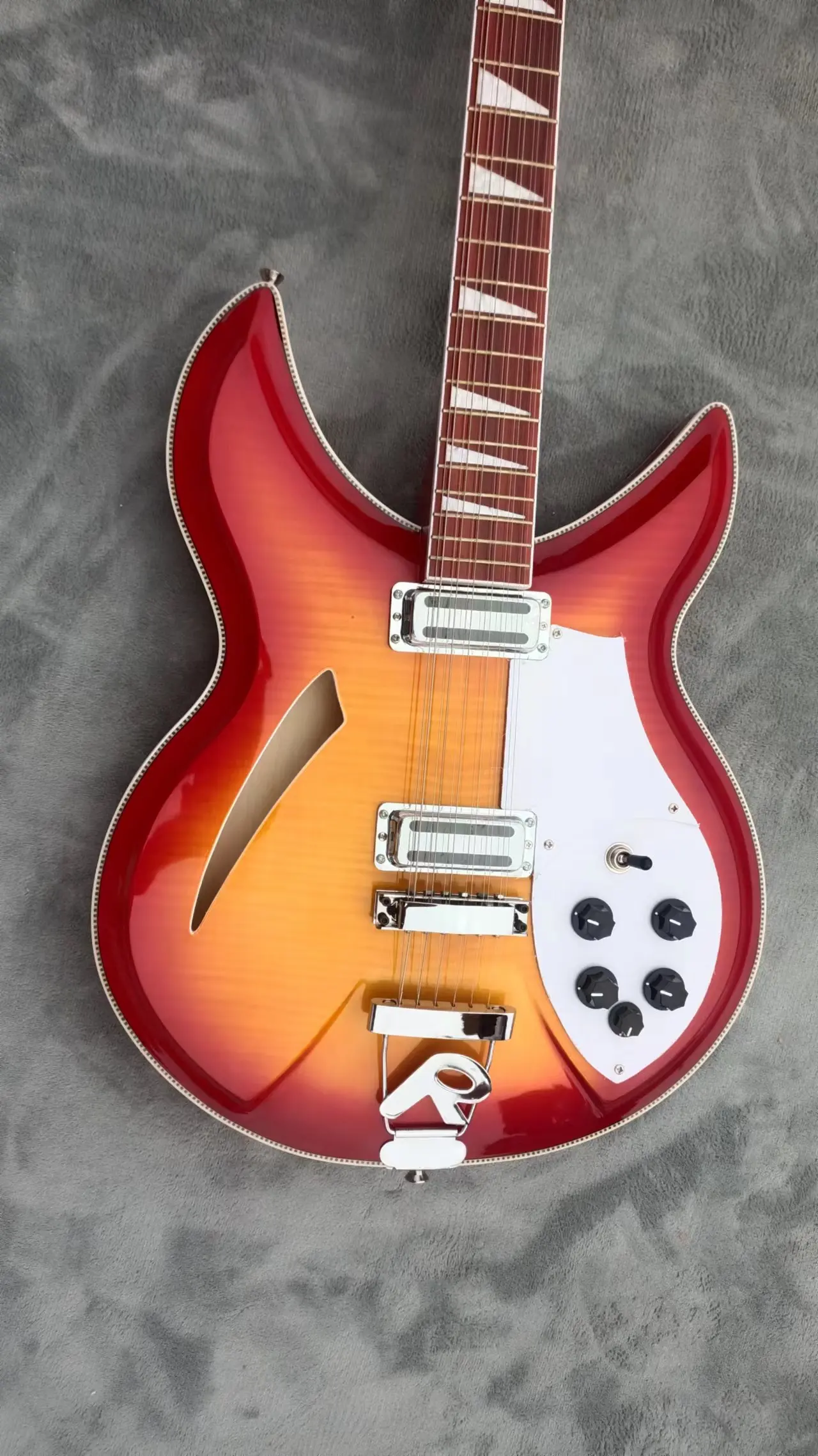One piece electric guitar, double string, red ring and yellow body, R string plate cover bridge, two character pickups, vintage
One piece electric guitar, double string, red ring and yellow body, R string plate cover bridge, two character pickups, vintage