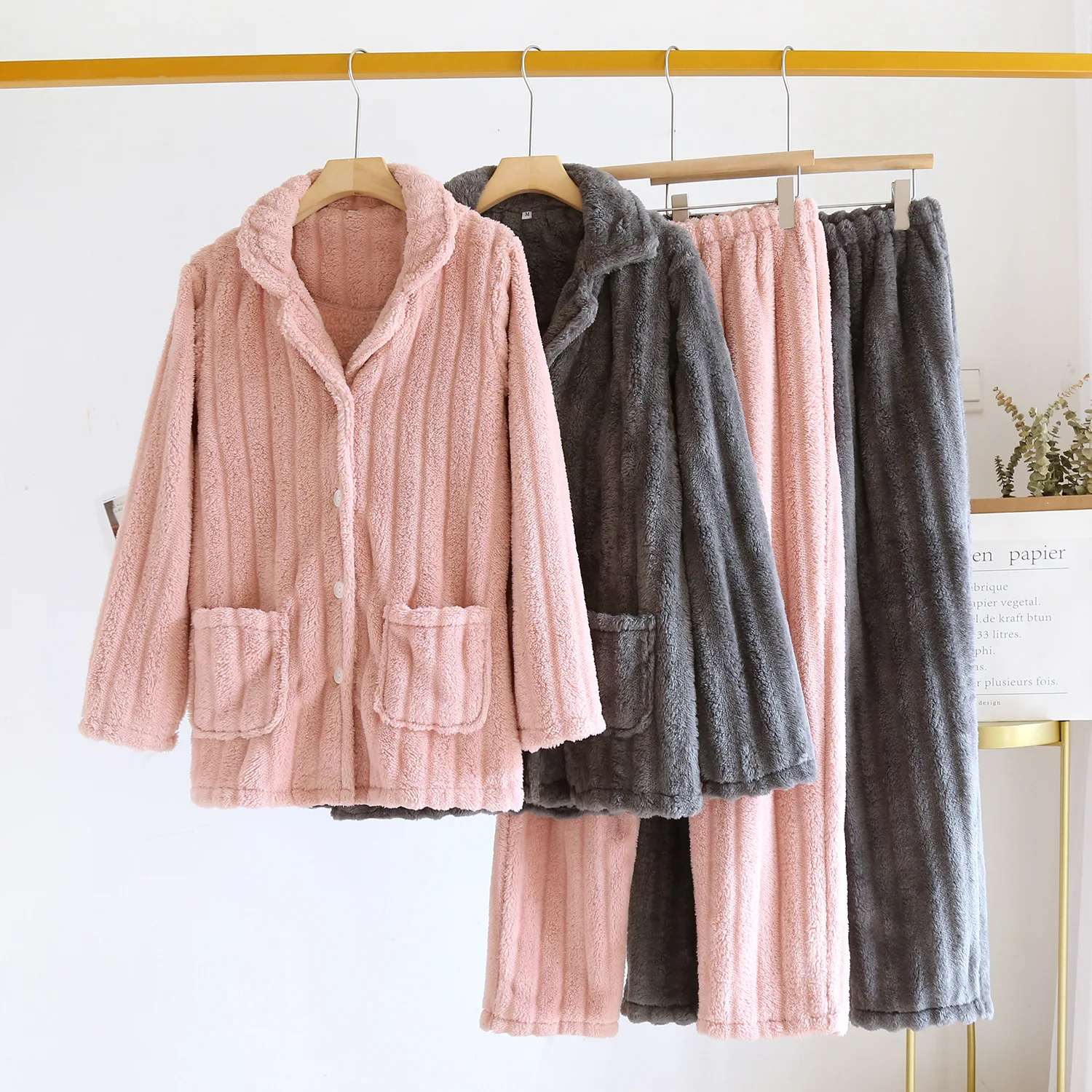 Winter New Couple Pajamas Set Flannel Thickened Warm Long Sleeved Trousers Two-Piece Solid Color Men's And Women's Home Clothes
Winter New Couple Pajamas Set Flannel Thickened Warm Long Sleeved Trousers Two-Piece Solid Color Men's And Women's Home Clothes