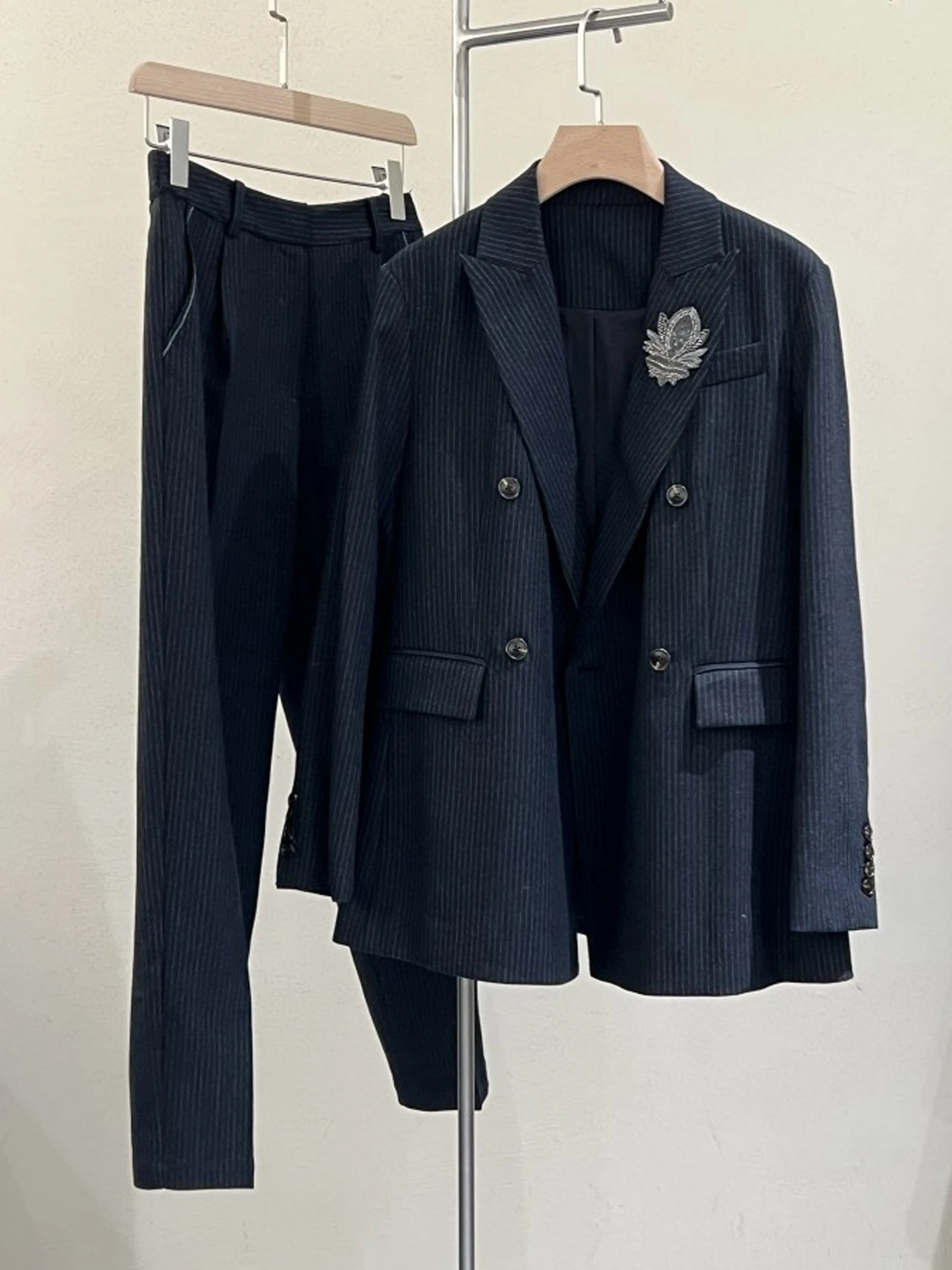 Women'S Suit New B/C Wool Striped Suit Carbon Black High Quaity Stylish Commuting Set Female 2 Pieces
Women'S Suit New B/C Wool Striped Suit Carbon Black High Quaity Stylish Commuting Set Female 2 Pieces