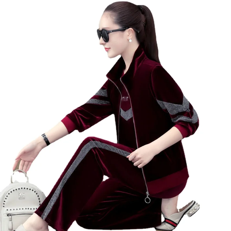 Gold velvet sports suit women's spring and autumn three-piece suit 2022 new fashion large size casual wear
Gold velvet sports suit women's spring and autumn three-piece suit 2022 new fashion large size casual wear