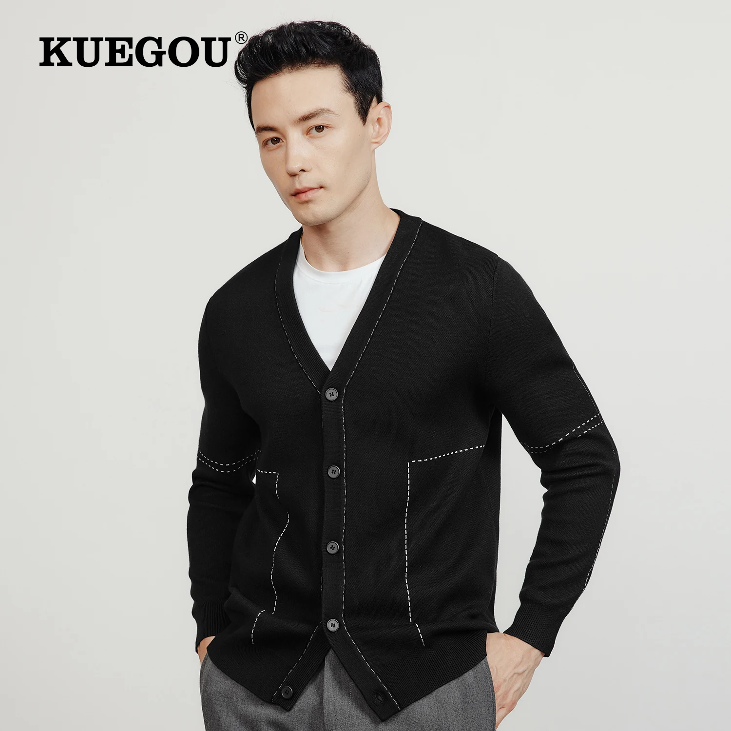 KUEGOU 2022 Autumn New Men's V-Neck Cardigan Black Sweater Knitted Quality Brand Clothing Plus Size 22525
KUEGOU 2022 Autumn New Men's V-Neck Cardigan Black Sweater Knitted Quality Brand Clothing Plus Size 22525
