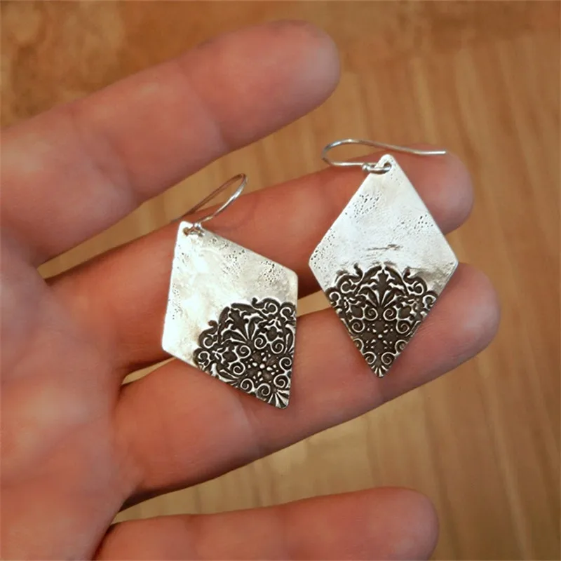 Retro Style Irregular Symmetrical Pattern Pendant Earrings Fashion Glamour Women Geometric Square Pendant Jewelry Gifts for Her
Retro Style Irregular Symmetrical Pattern Pendant Earrings Fashion Glamour Women Geometric Square Pendant Jewelry Gifts for Her