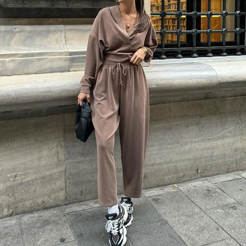 Fashion Simple Solid Color 2pc Set Elegant V Neck Long Sleeve Hooded Pullover+Tie-Up Trousers Suit New Women Loose Tracksuit Set 
Fashion Simple Solid Color 2pc Set Elegant V Neck Long Sleeve Hooded Pullover+Tie-Up Trousers Suit New Women Loose Tracksuit Set