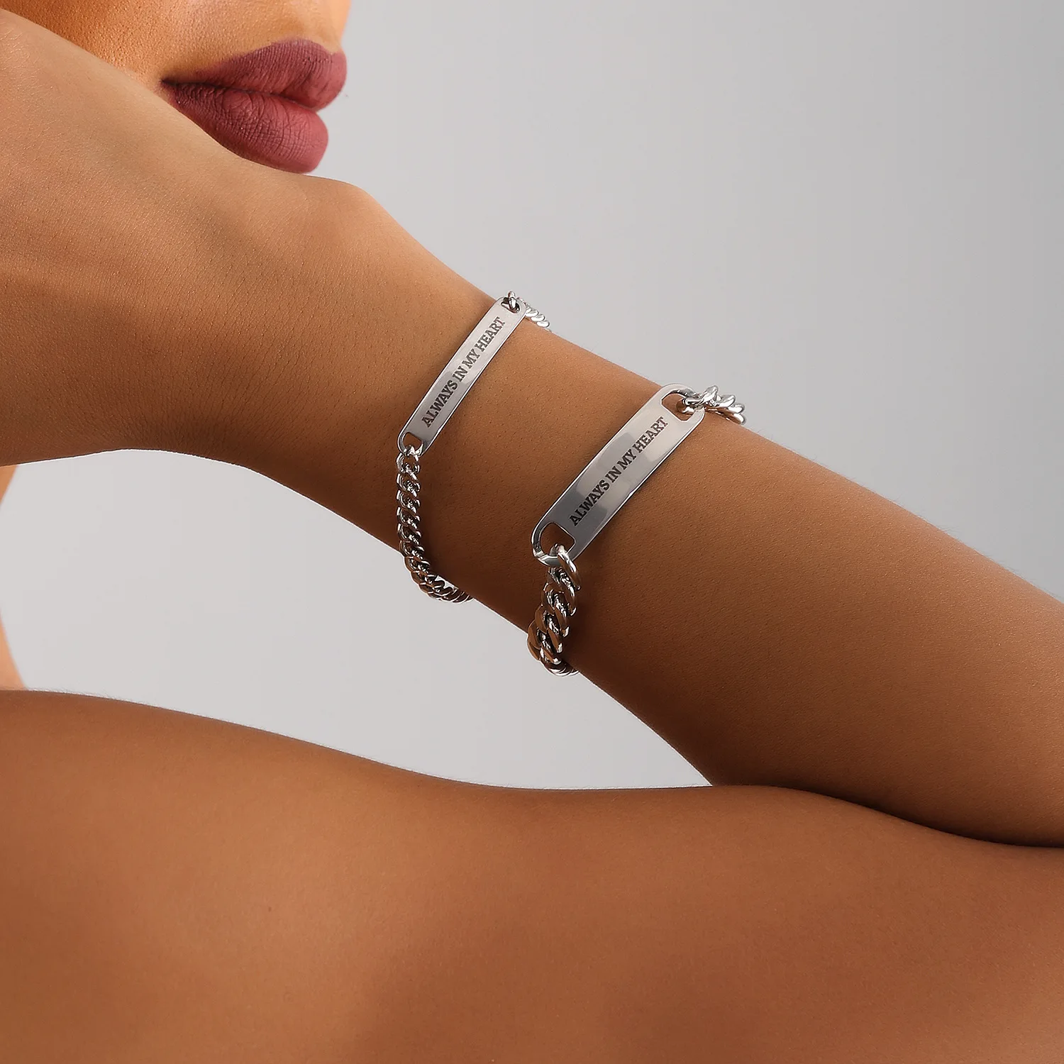 2PCS Couple Custom Engraved Bracelet Silver Color Cuban Chain Set Engraved ALWAYS IN MY HEART Anniversary Jewelry Gift
2PCS Couple Custom Engraved Bracelet Silver Color Cuban Chain Set Engraved ALWAYS IN MY HEART Anniversary Jewelry Gift