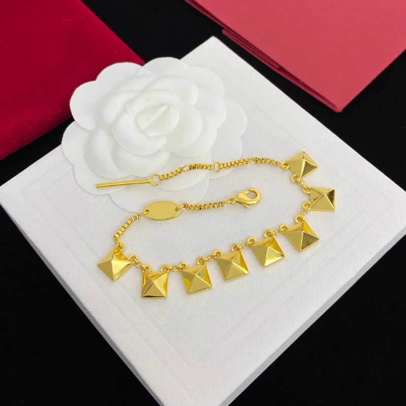 2023 Fashionable and minimalist square gold women's jewelry with versatile temperament friendship bracelets
2023 Fashionable and minimalist square gold women's jewelry with versatile temperament friendship bracelets