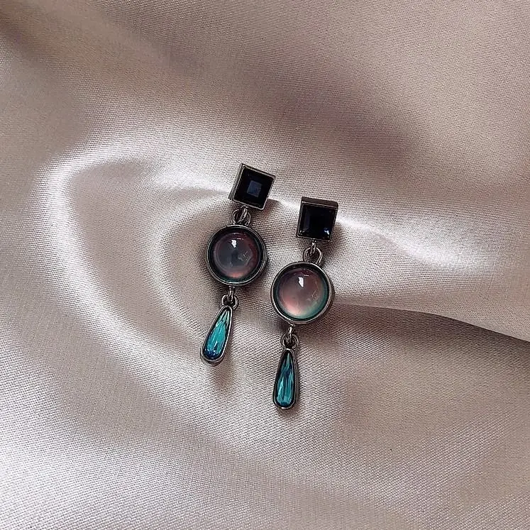 Light Luxury Charm Blue Retro Gemstone Crystal Earrings Hypoallergenic Baroque Earrings Niche Design Simple Earrings for Women
Light Luxury Charm Blue Retro Gemstone Crystal Earrings Hypoallergenic Baroque Earrings Niche Design Simple Earrings for Women