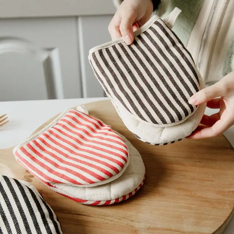 Japanese Striped High Temperature Resistant And Anti Scalding Gloves Thickened Cloth Kitchen Microwave Oven Oven Baking Special
Japanese Striped High Temperature Resistant And Anti Scalding Gloves Thickened Cloth Kitchen Microwave Oven Oven Baking Special