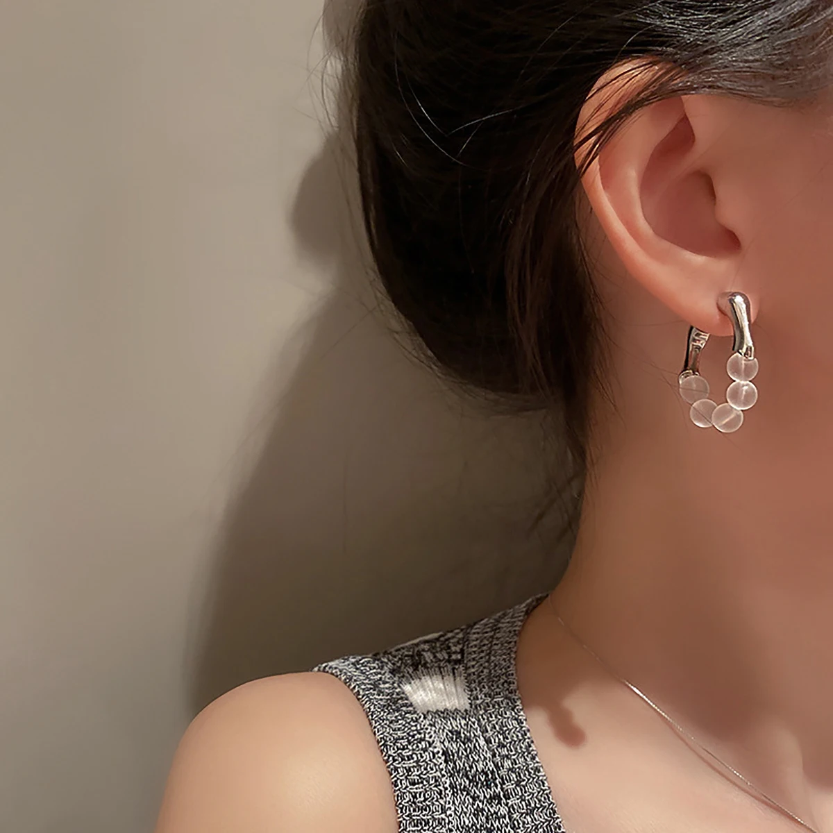 Elegant Celebrity Metal Pearl Pendant Hoop Earrings for Woman Fashion Jewelry 2022 New Luxury Wedding Unusual Earrings
Elegant Celebrity Metal Pearl Pendant Hoop Earrings for Woman Fashion Jewelry 2022 New Luxury Wedding Unusual Earrings