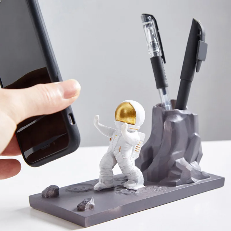 New Astronaut Pen Holder Mobile Phone Stand Practical Desktop Decoration Nordic Home Personality Decoration
New Astronaut Pen Holder Mobile Phone Stand Practical Desktop Decoration Nordic Home Personality Decoration