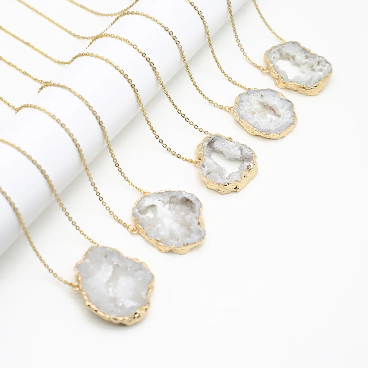 Natural Crystal Stone Pendant Necklace Irregular Shape White Druzy Geode Agates Stainless Steel Chain for Jewelry Party Gift
Natural Crystal Stone Pendant Necklace Irregular Shape White Druzy Geode Agates Stainless Steel Chain for Jewelry Party Gift