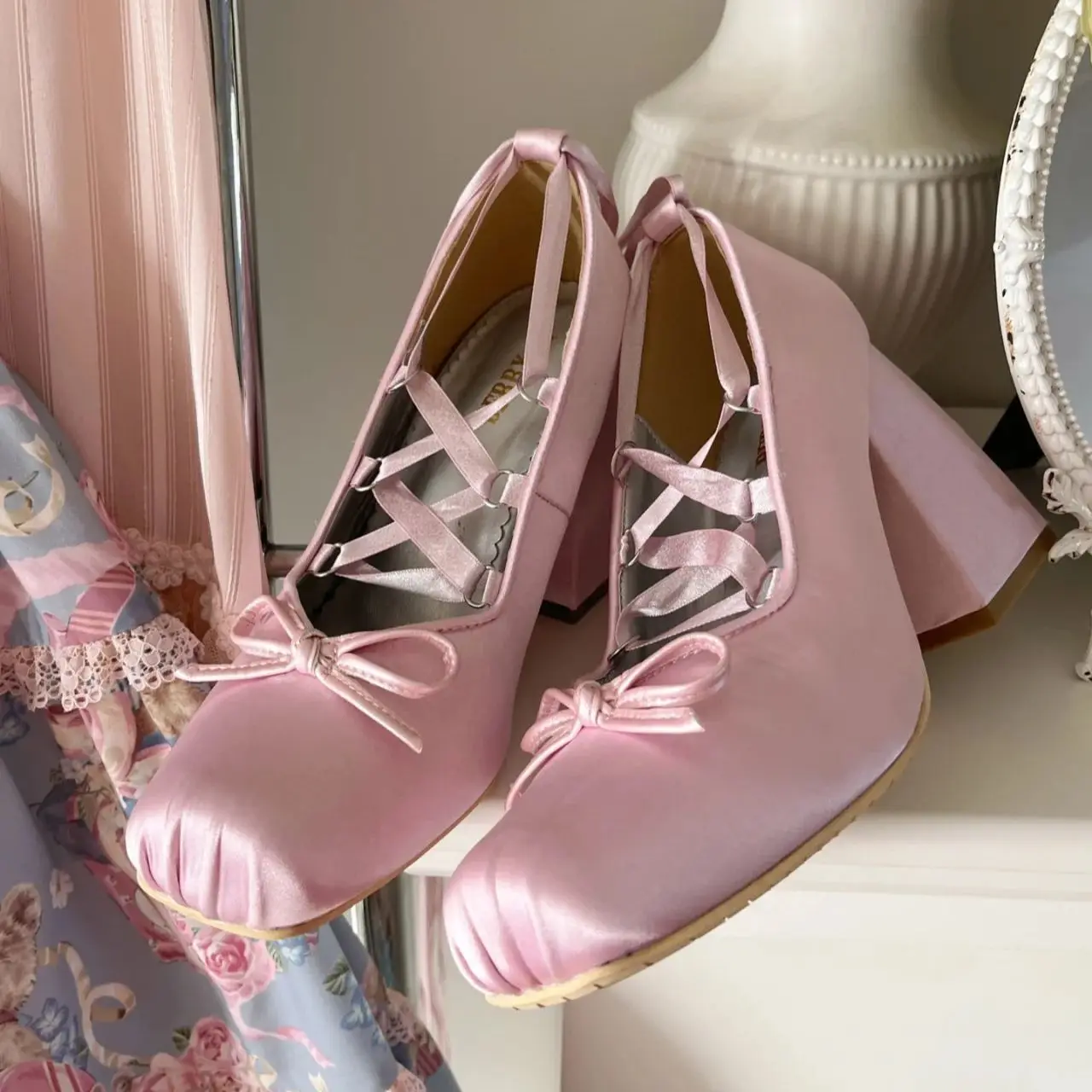Pink cross tie thick heeled girl ballet shoes with French elegant satin single shoes on the outside
Pink cross tie thick heeled girl ballet shoes with French elegant satin single shoes on the outside