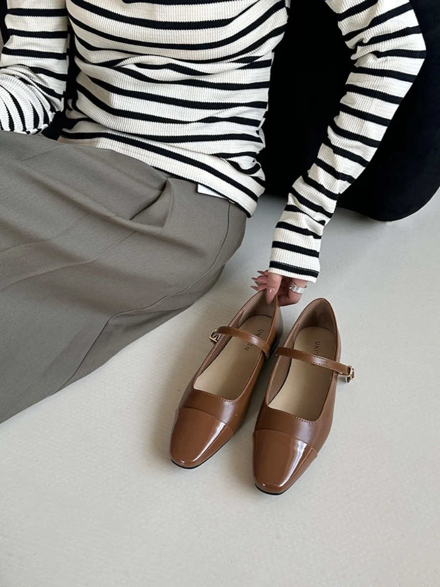 Женские кроссовки с круглым носком, на плоской резиновой подошве
Женские кроссовки с круглым носком, на плоской резиновой подошве