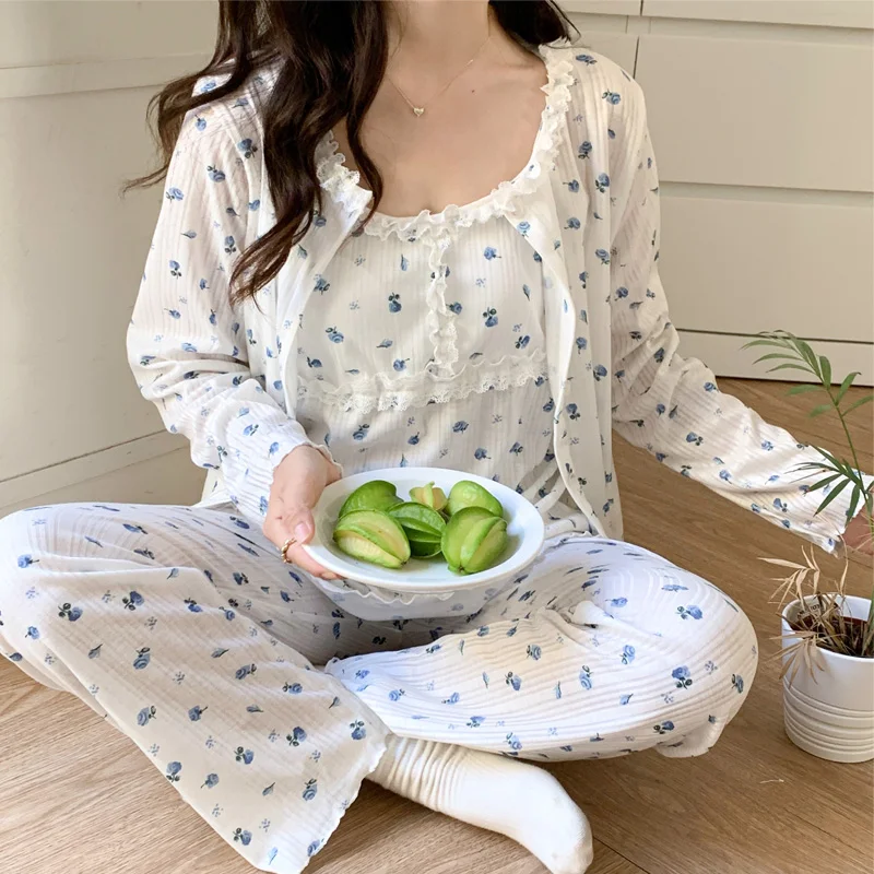 3 Piece Autumn Winter Warm Women Pajamas Set Floral Print Sexy Robe Top Long Female Cotton Sleepwear Suit Women with Chest Pad
3 Piece Autumn Winter Warm Women Pajamas Set Floral Print Sexy Robe Top Long Female Cotton Sleepwear Suit Women with Chest Pad